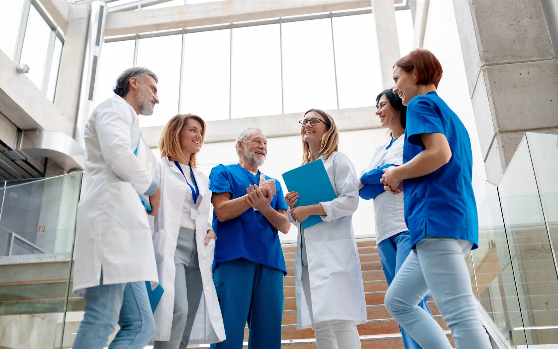 Zespół medyczny CM Clinicly w jasnym atrium