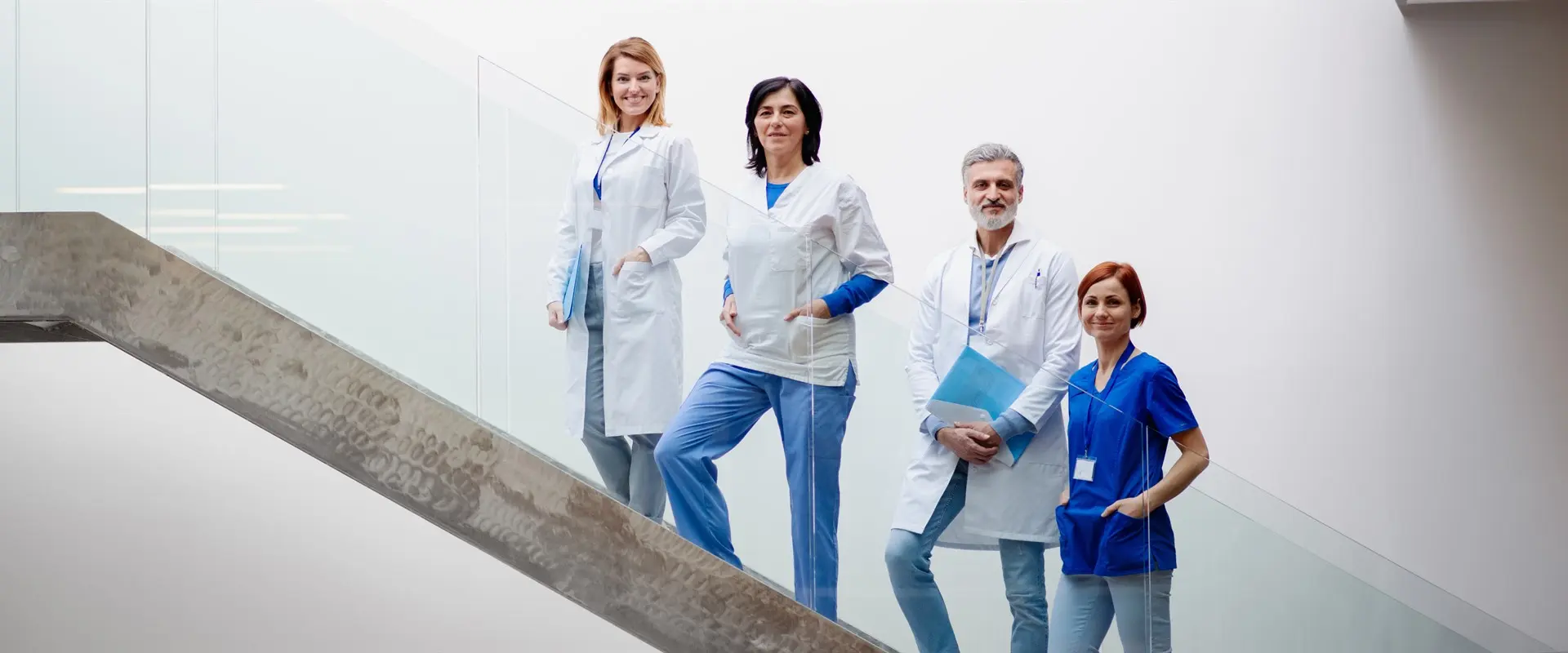 Zespół medyczny CM Clinicly na schodach